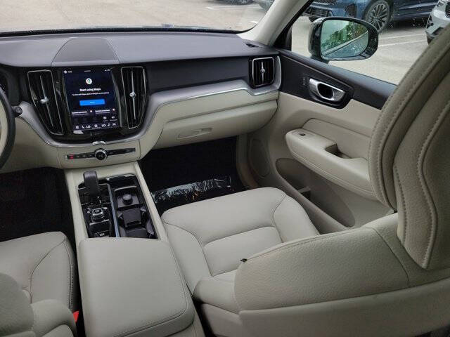 2024 Volvo XC60 B5 Core Dark Theme