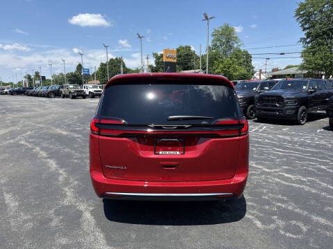 2027 Chrysler Pacifica Select