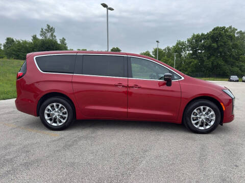2027 Chrysler Pacifica Select