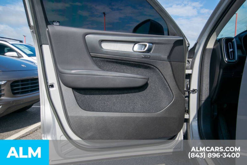 2023 Volvo XC40 B5 Plus Bright Theme