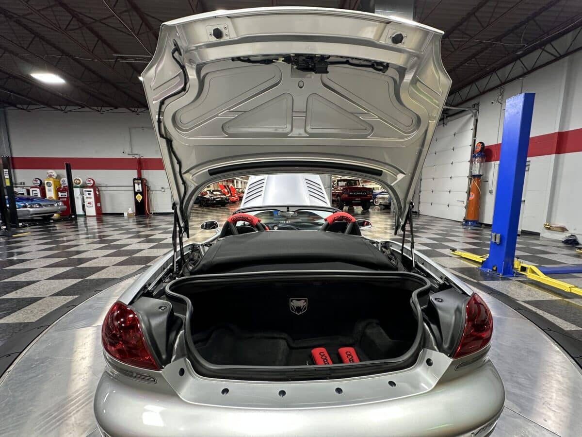 2005 Dodge Viper 34