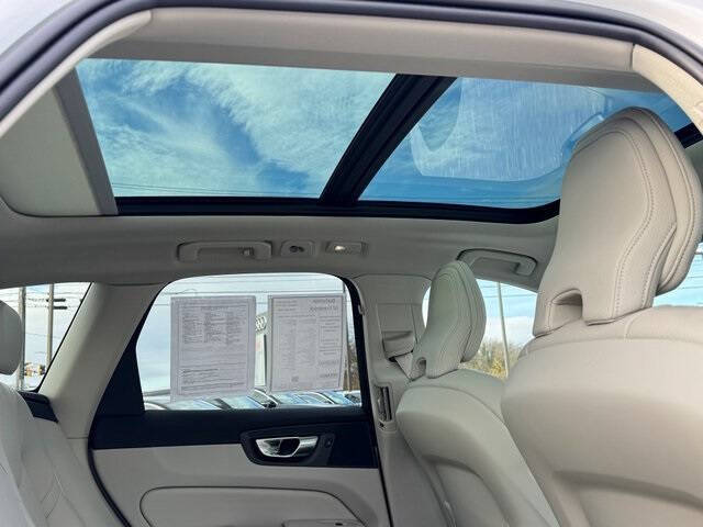 2023 Volvo XC60 B5 Plus Dark Theme