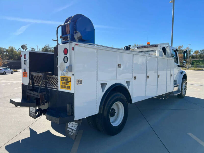 2011 Freightliner M2 106