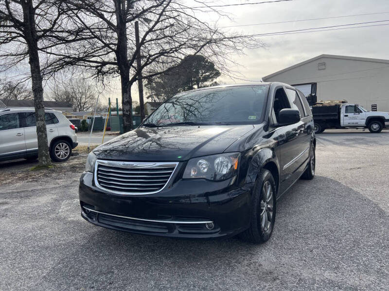 2015 Chrysler Town & Country S's photo