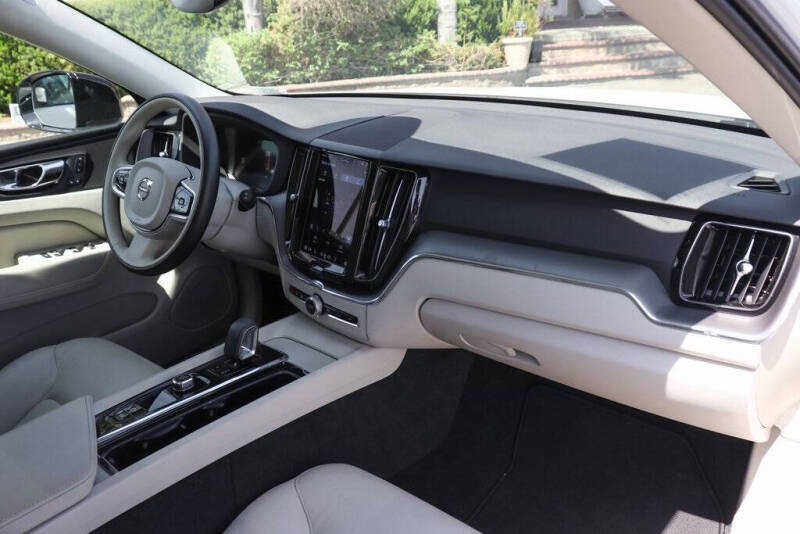 2024 Volvo XC60 B5 Core Dark Theme