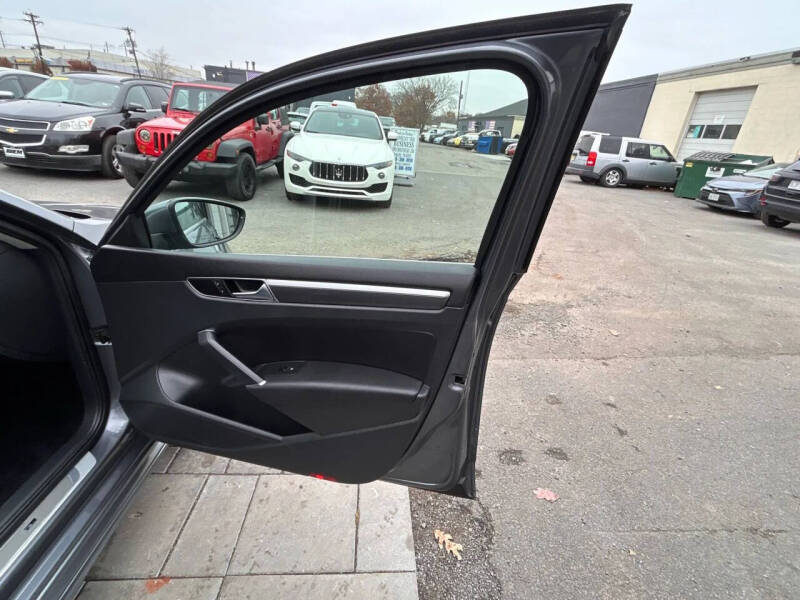 2017 Volkswagen Passat 1.8T R-Line