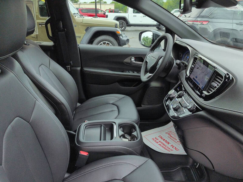 2027 Chrysler Pacifica Select