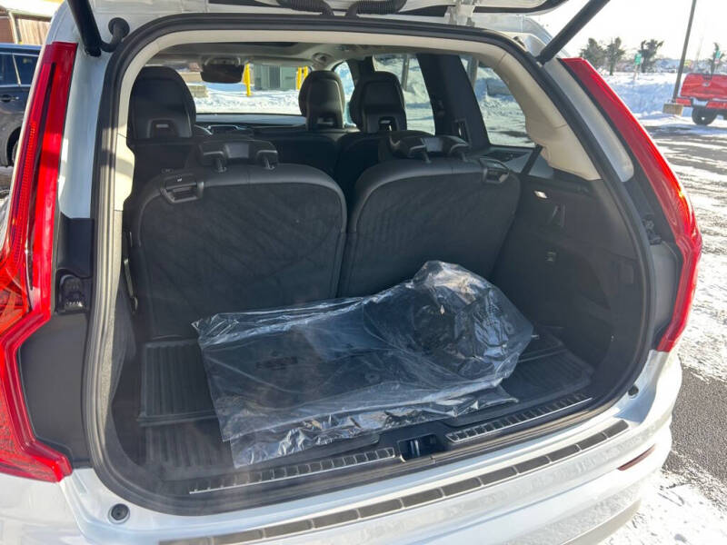 2022 Volvo XC90 T6 Momentum 7-Passenger