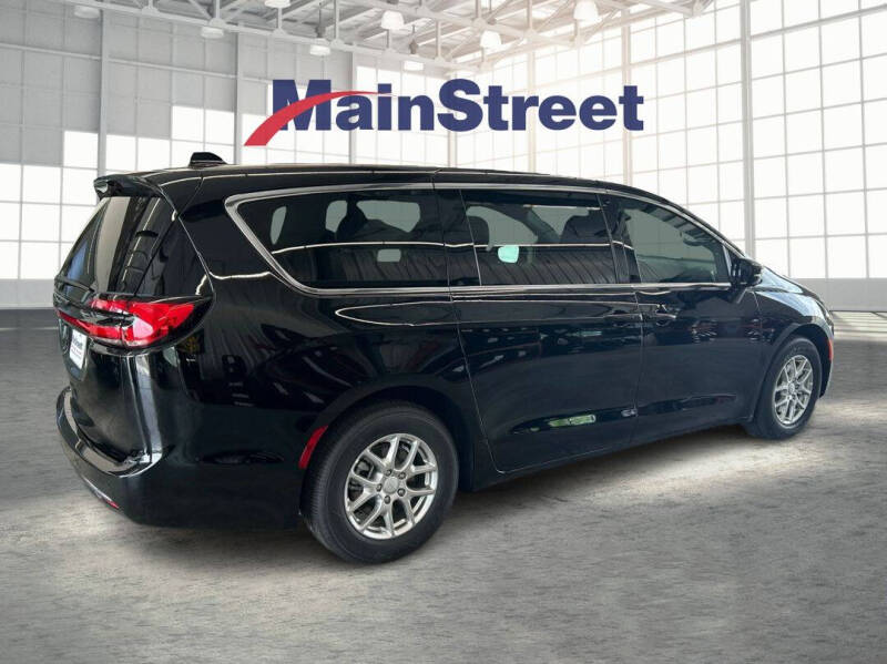 2027 Chrysler Pacifica Select
