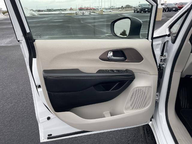 2024 Chrysler Voyager LX