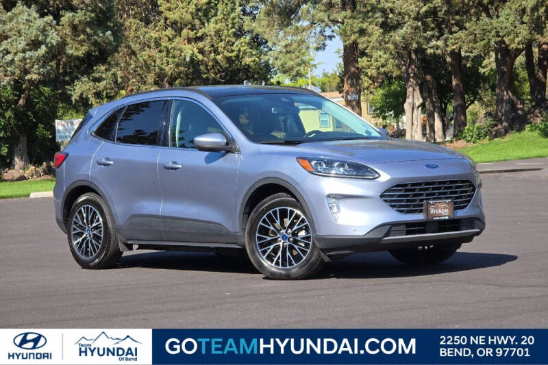 2022 Ford Escape Titanium's photo