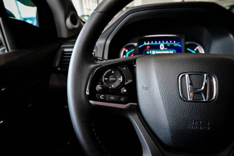 2022 Honda Pilot Touring w/Rear Captain's Chairs