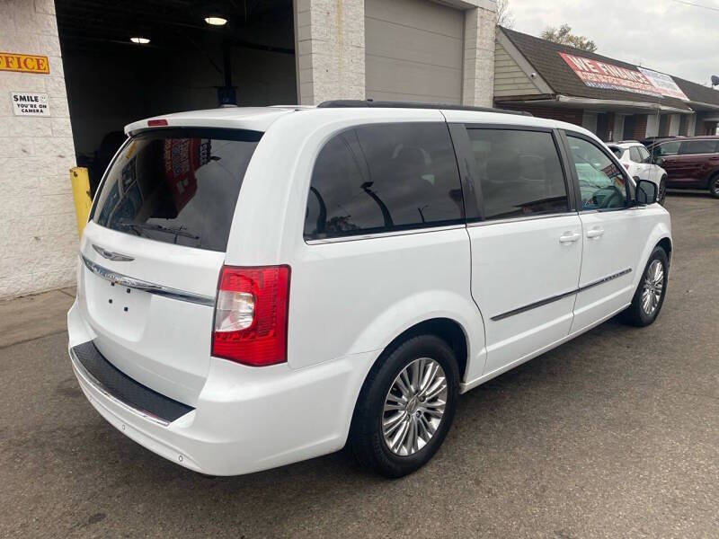 2014 Chrysler Town and Country Touring-L