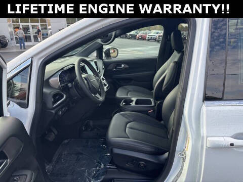 2025 Chrysler Voyager LX