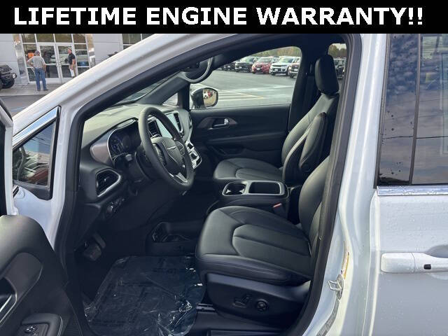 2025 Chrysler Voyager LX