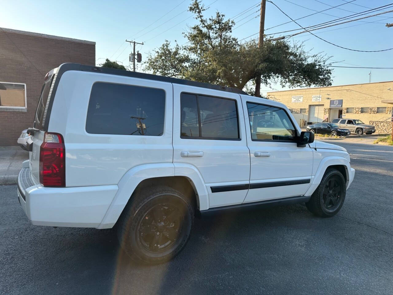 2007 Jeep Commander for sale at Sarenco Auto Inc in Dallas, TX