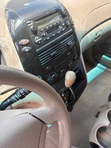 2004 Toyota Sienna LE 8 Passenger