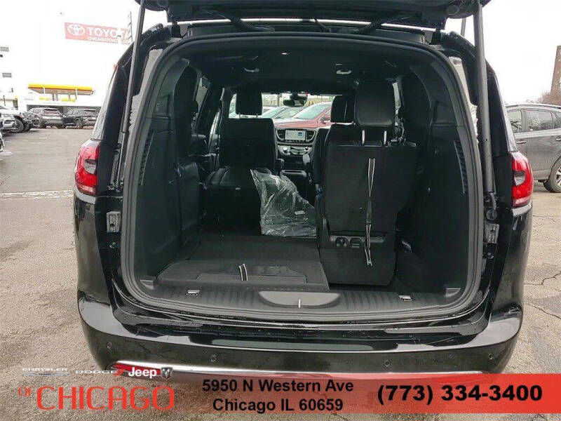2025 Chrysler Pacifica Select