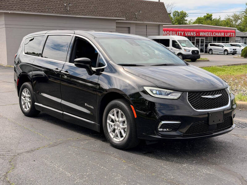 2025 Chrysler Pacifica Select