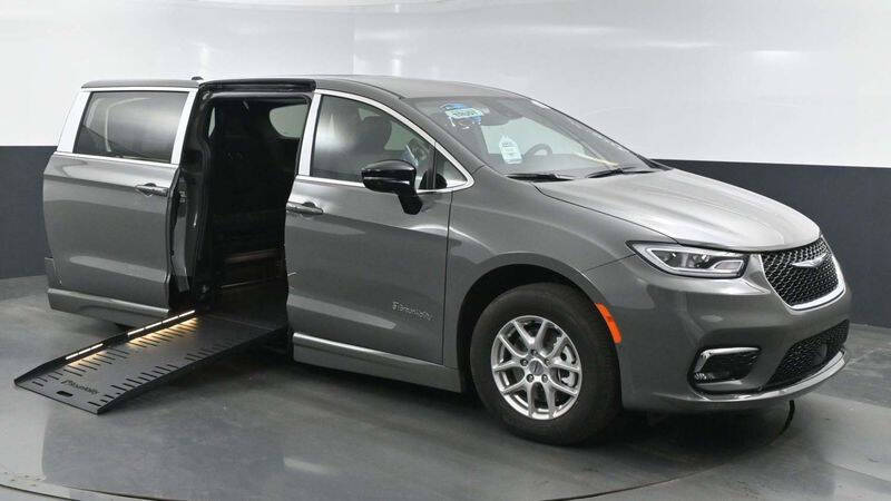 2025 Chrysler Pacifica Select's photo