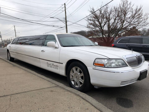 2006 Lincoln Town Car for sale at Deleon Mich Auto Sales in Yonkers NY