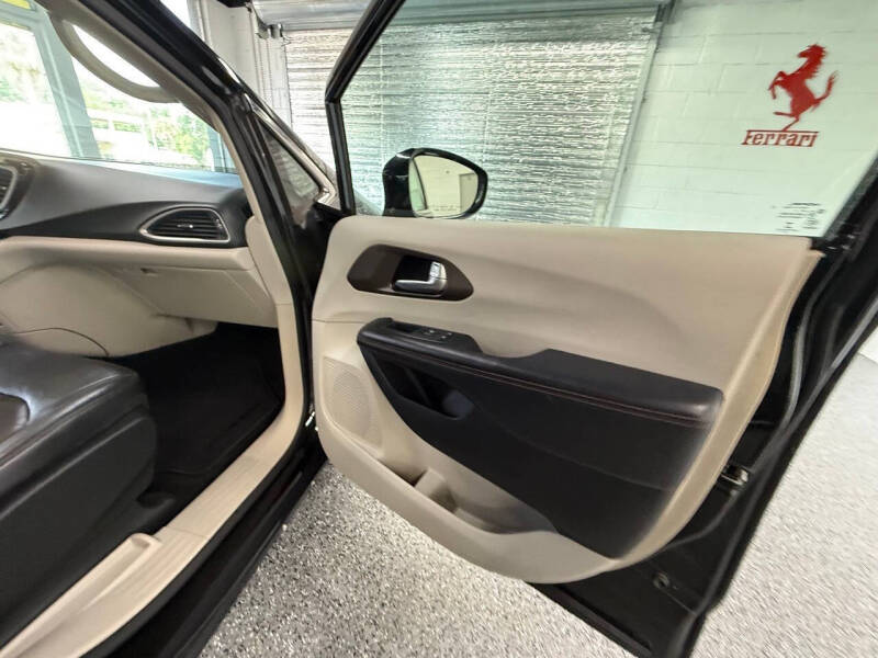 2017 Chrysler Pacifica Touring-L