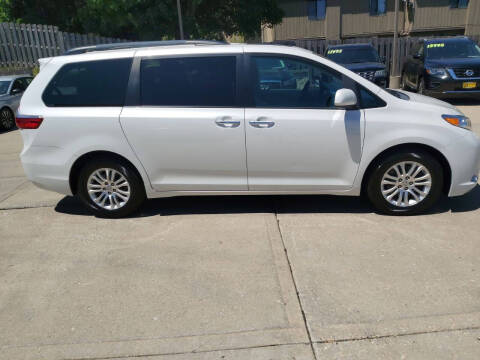 2017 Toyota Sienna XLE 8-Passenger