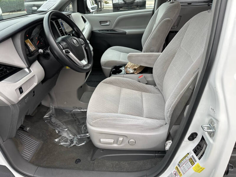 2017 Toyota Sienna LE 8-Passenger
