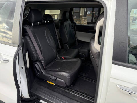 2024 Kia Carnival LX