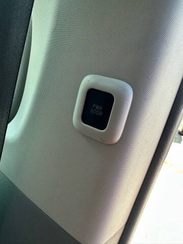 2011 Toyota Sienna LE 8-Passenger