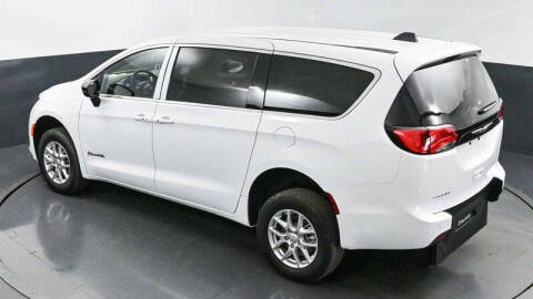 2025 Chrysler Voyager LX