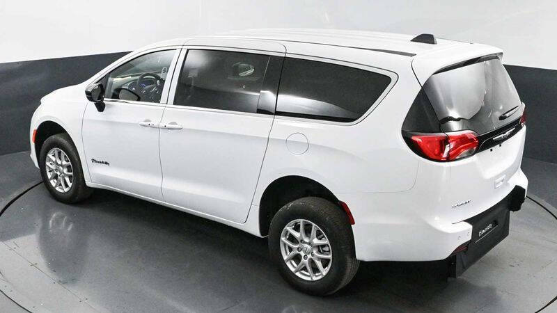 2025 Chrysler Voyager LX