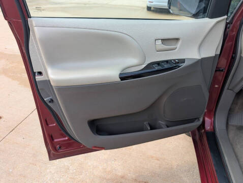 2014 Toyota Sienna LE 8-Passenger