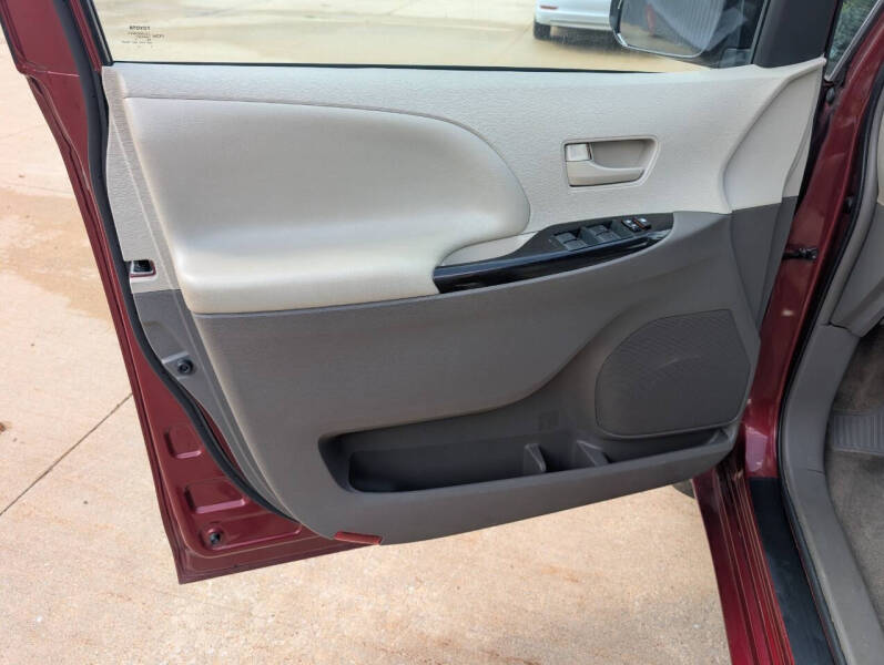 2014 Toyota Sienna LE 8-Passenger