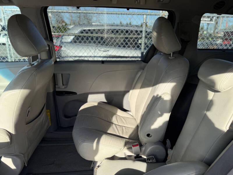2011 Toyota Sienna LE 8-Passenger
