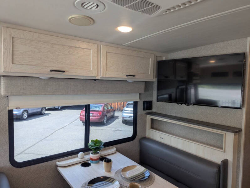 2021 Winnebago Adventurer 29B / 30ft