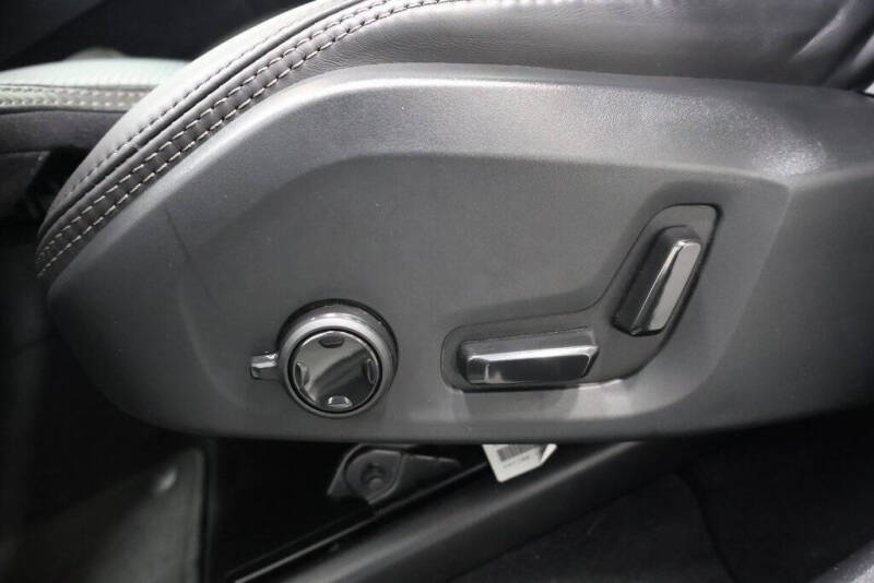 2023 Volvo XC60 B5 Ultimate Bright Theme