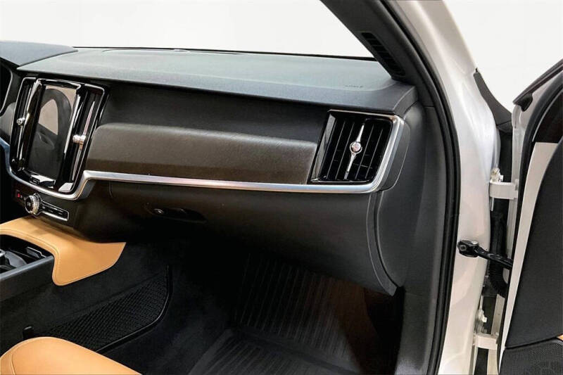 2020 Volvo V90 Cross Country T6