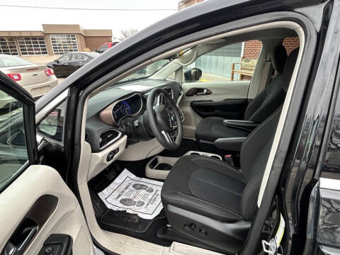 2022 Chrysler Voyager LX