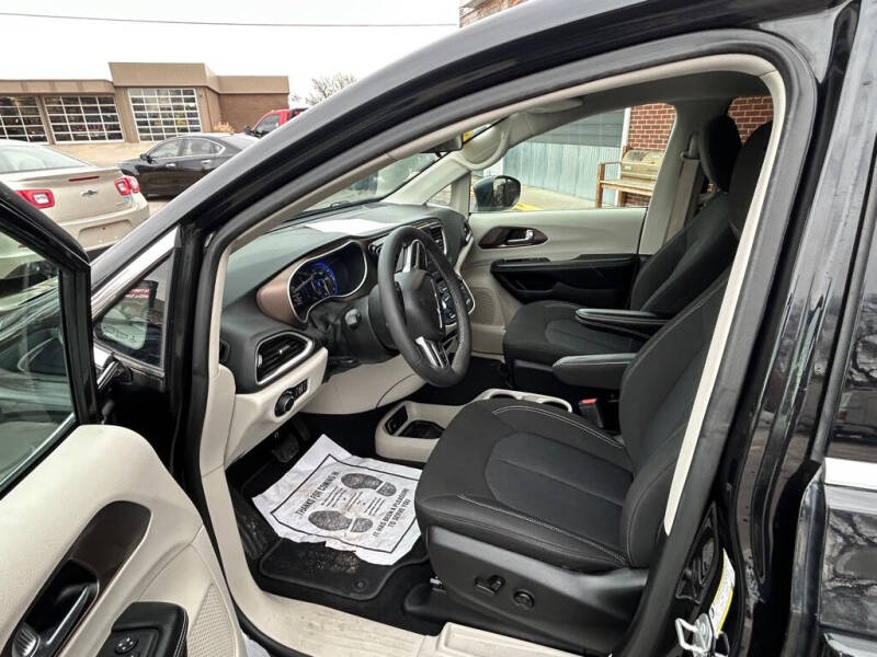 2022 Chrysler Voyager LX