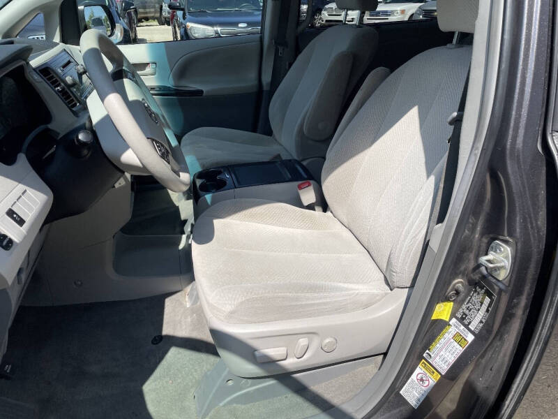 2013 Toyota Sienna LE 7-Passenger Auto Access Seat