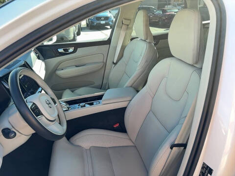2023 Volvo XC60 B5 Ultimate Bright Theme