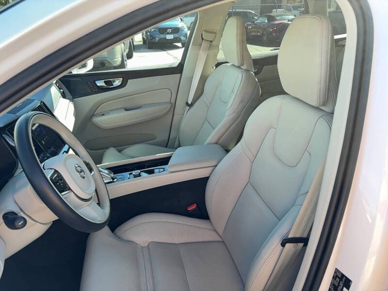 2023 Volvo XC60 B5 Ultimate Bright Theme