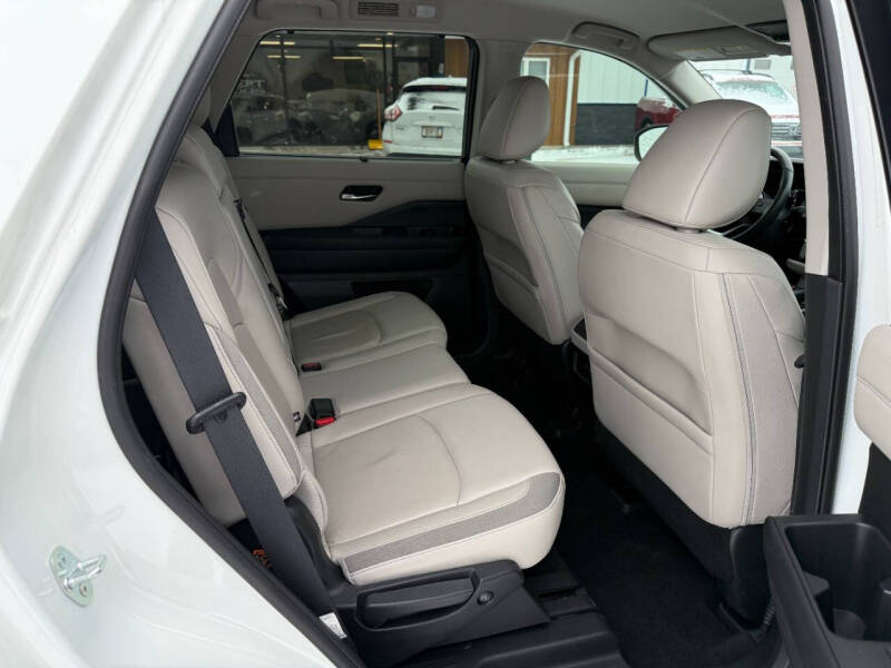 2023 Nissan Pathfinder SL