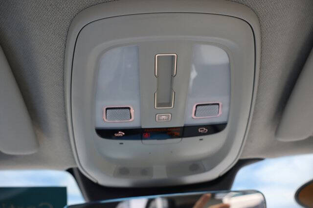 2023 Volvo XC40 B5 Plus Bright Theme