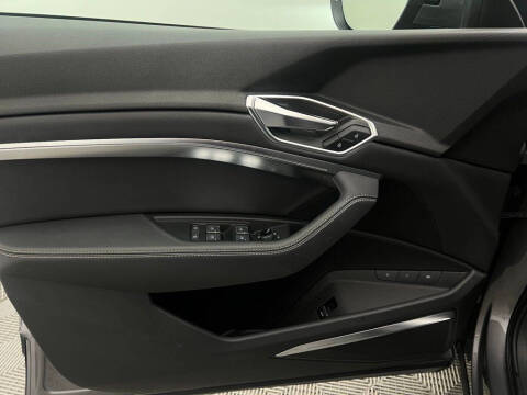 2022 Audi e-tron quattro Premium Plus