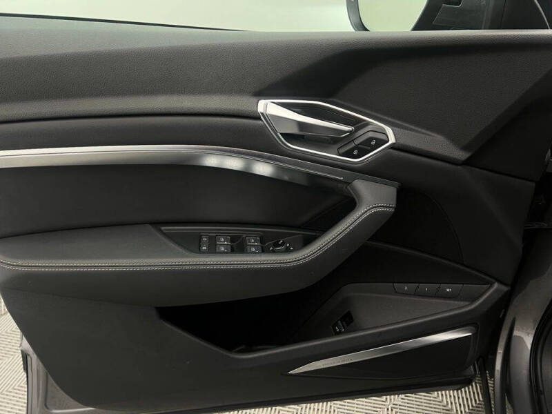 2022 Audi e-tron quattro Premium Plus