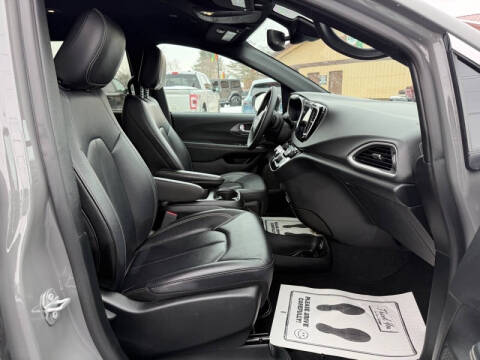 2025 Chrysler Pacifica Select