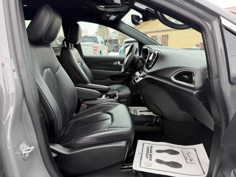 2025 Chrysler Pacifica Select