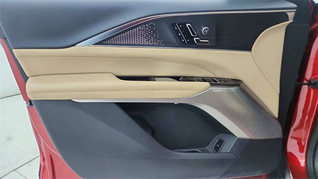 2025 Cadillac LYRIQ Luxury 3